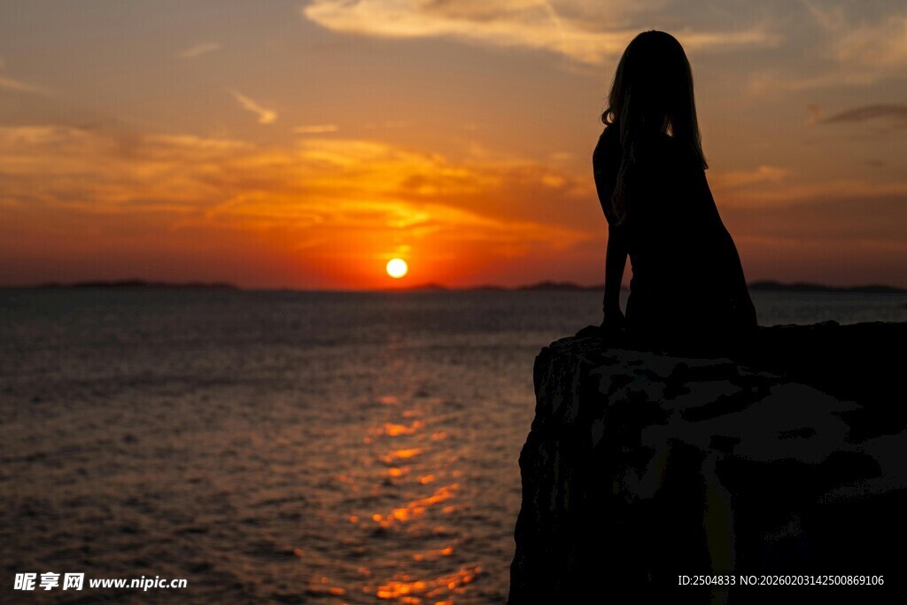 夕阳下海边的孤独身影