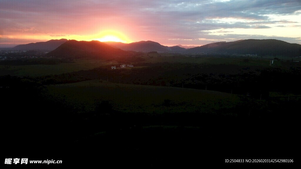 日落时分的田野风光