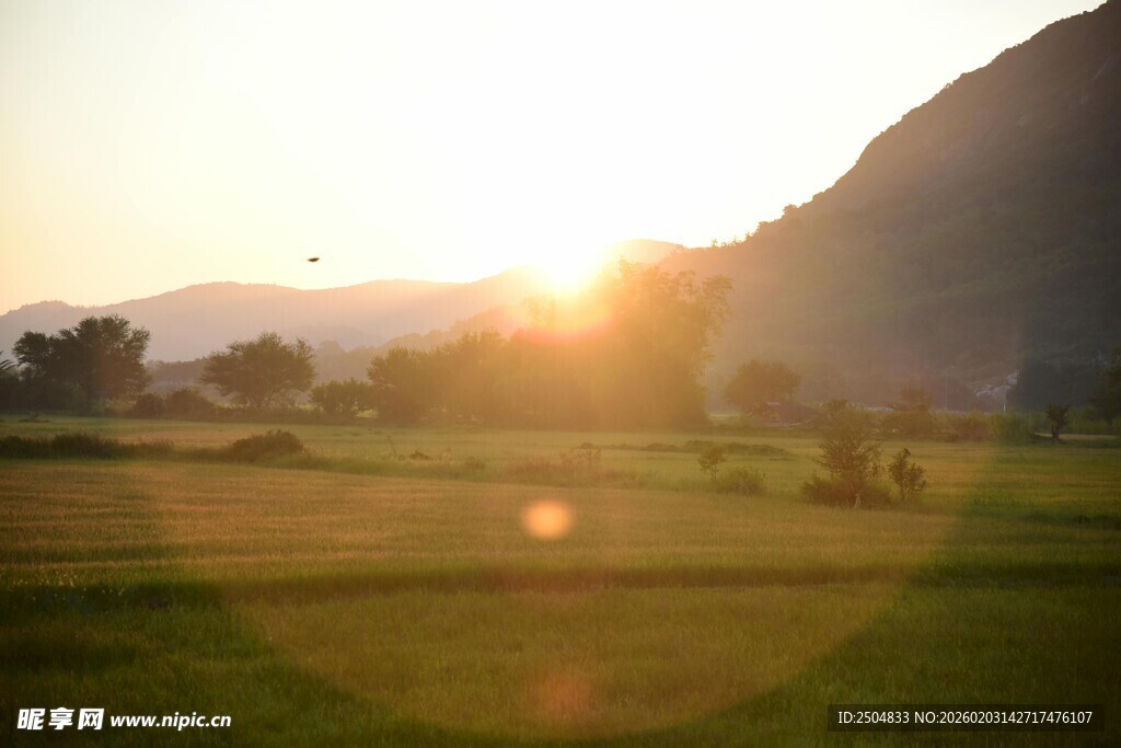 夕阳下的田野与远山美景