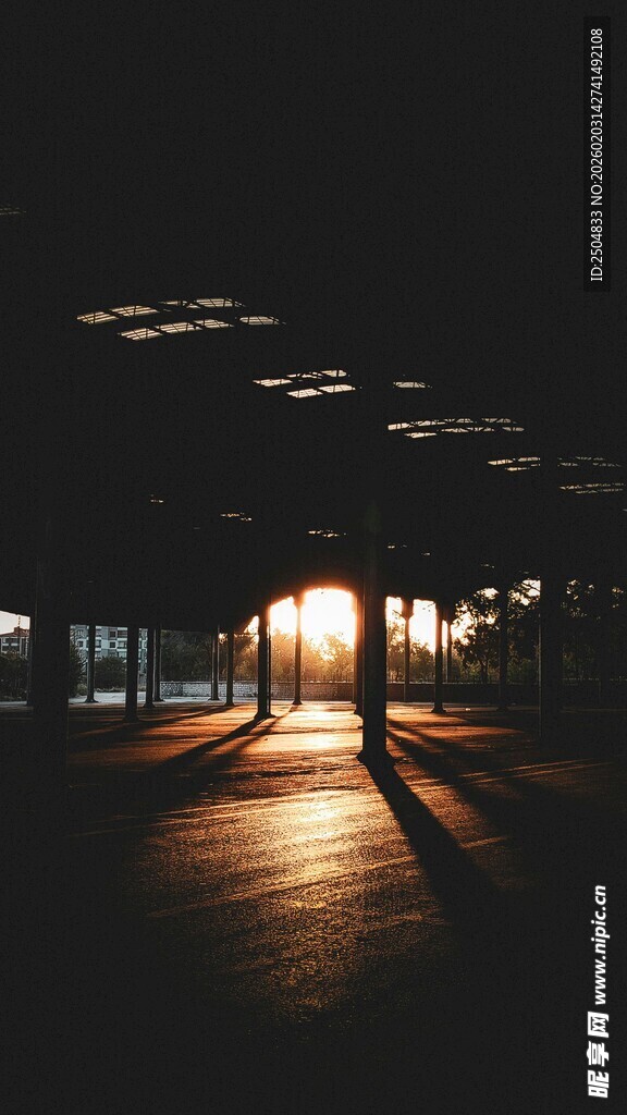 夜晚街道上的孤独行人