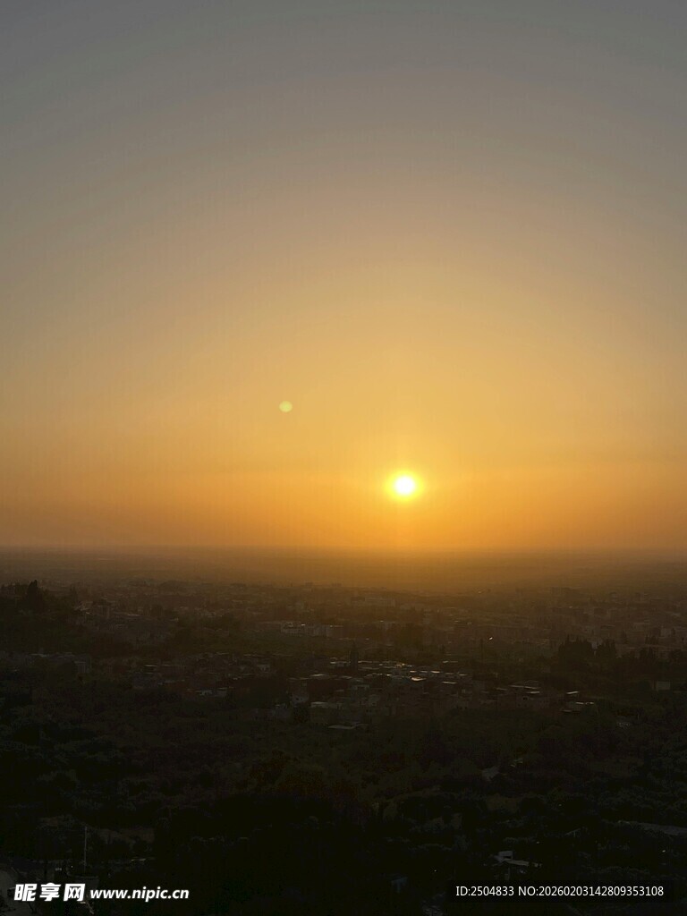 日落时分的壮丽天际线