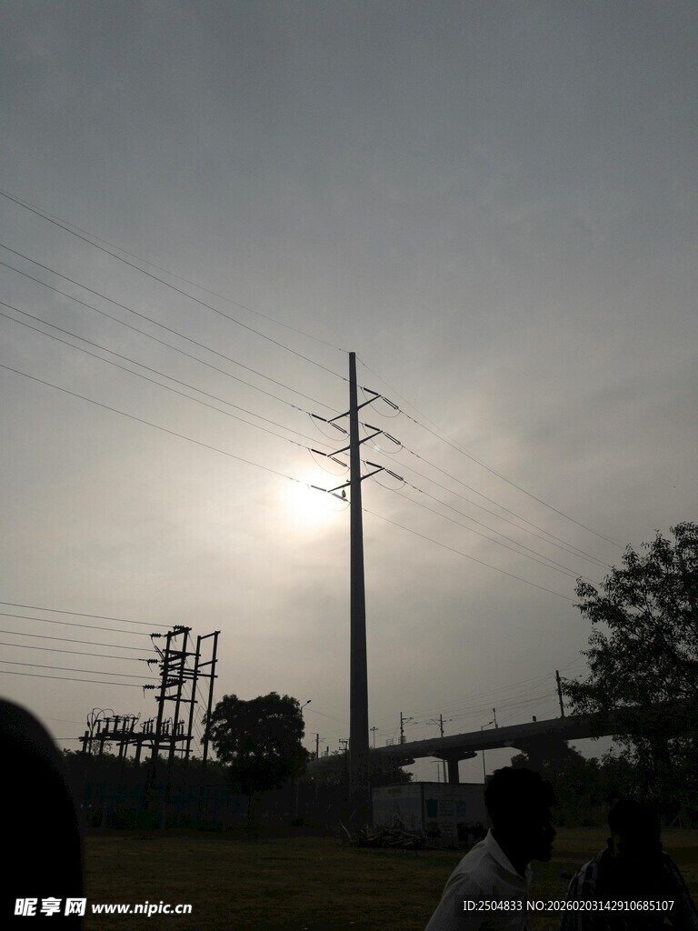 夕阳下的电线杆与行人