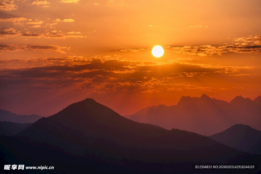 壮丽山间日落美景