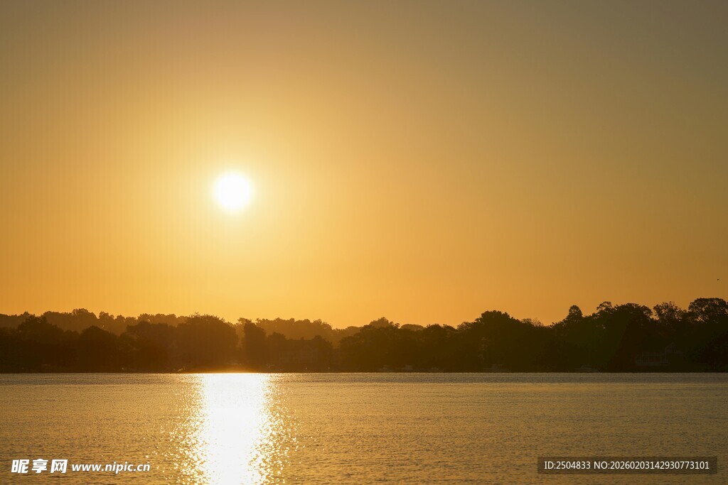 夕阳下的宁静湖面