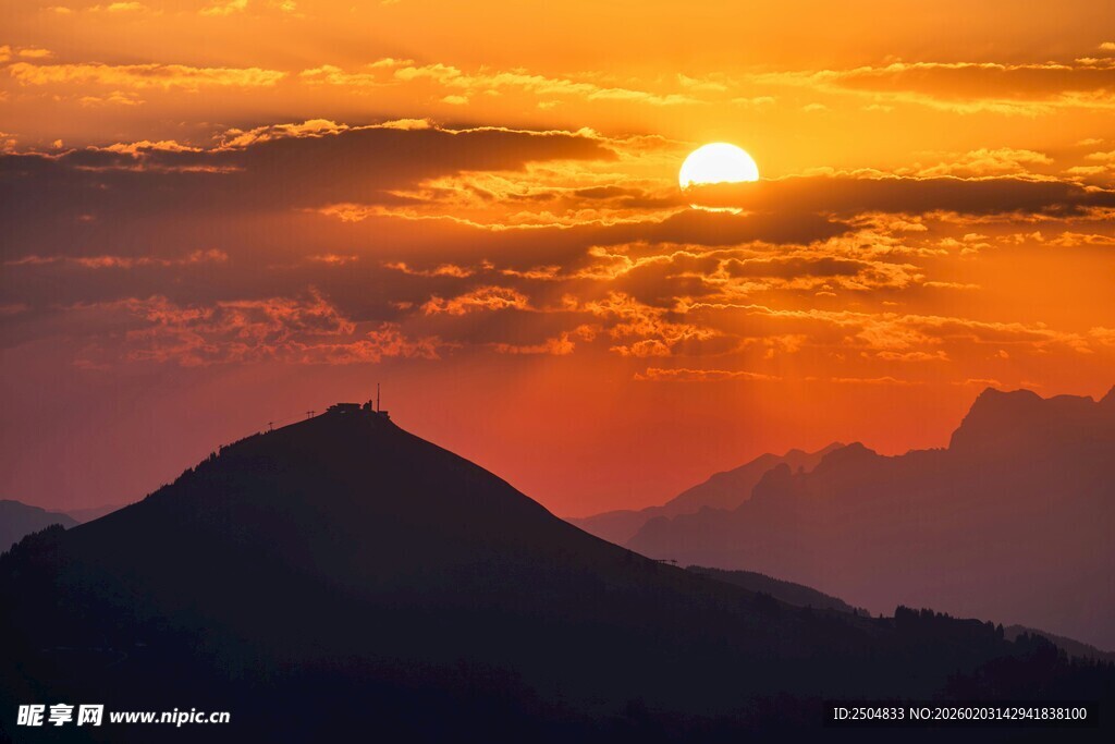 壮丽山间日落美景