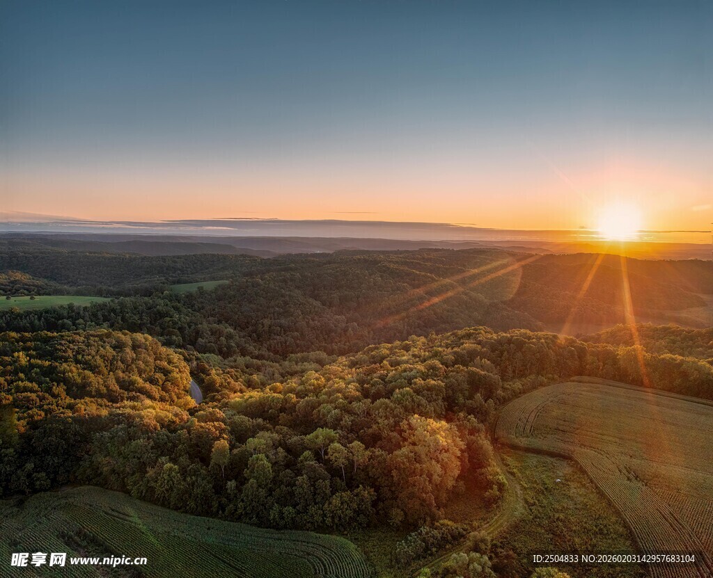 日出时分的乡村田野美景