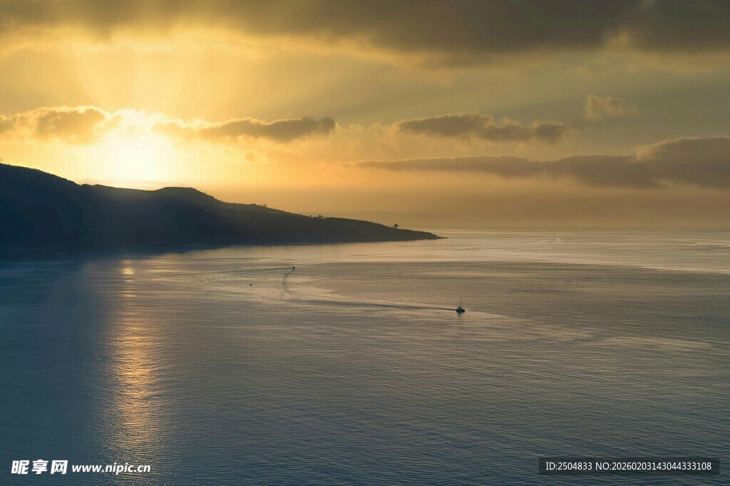 夕阳下的静谧海面