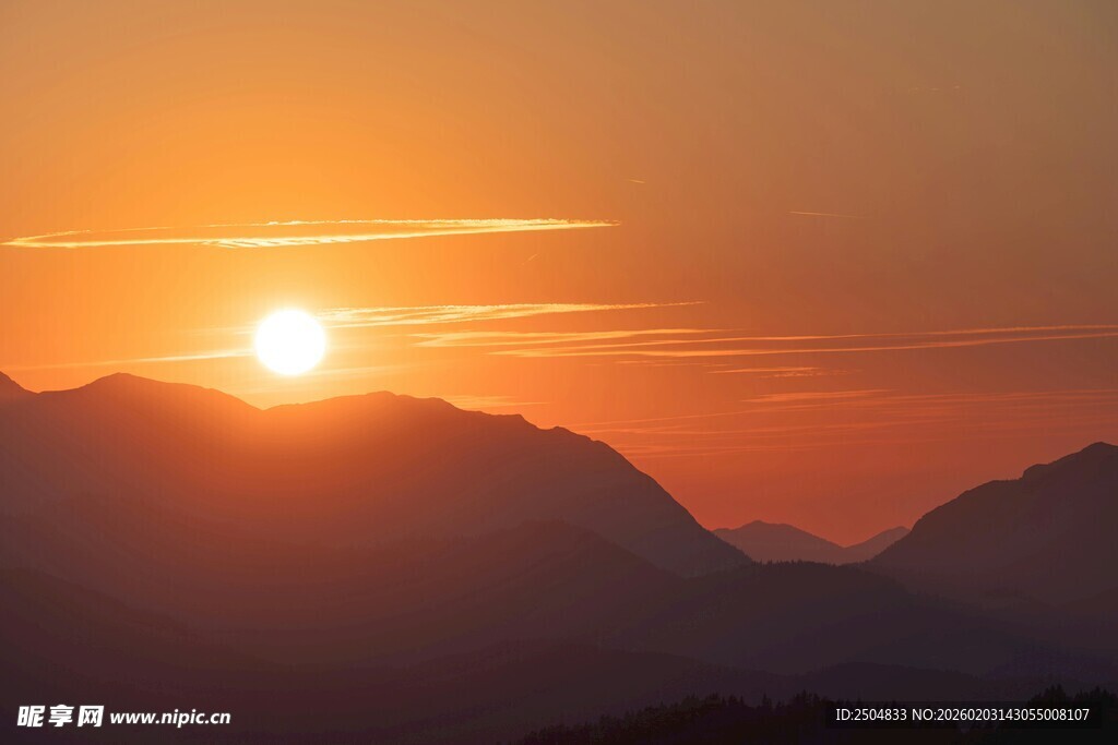 日落群山间的壮丽美景