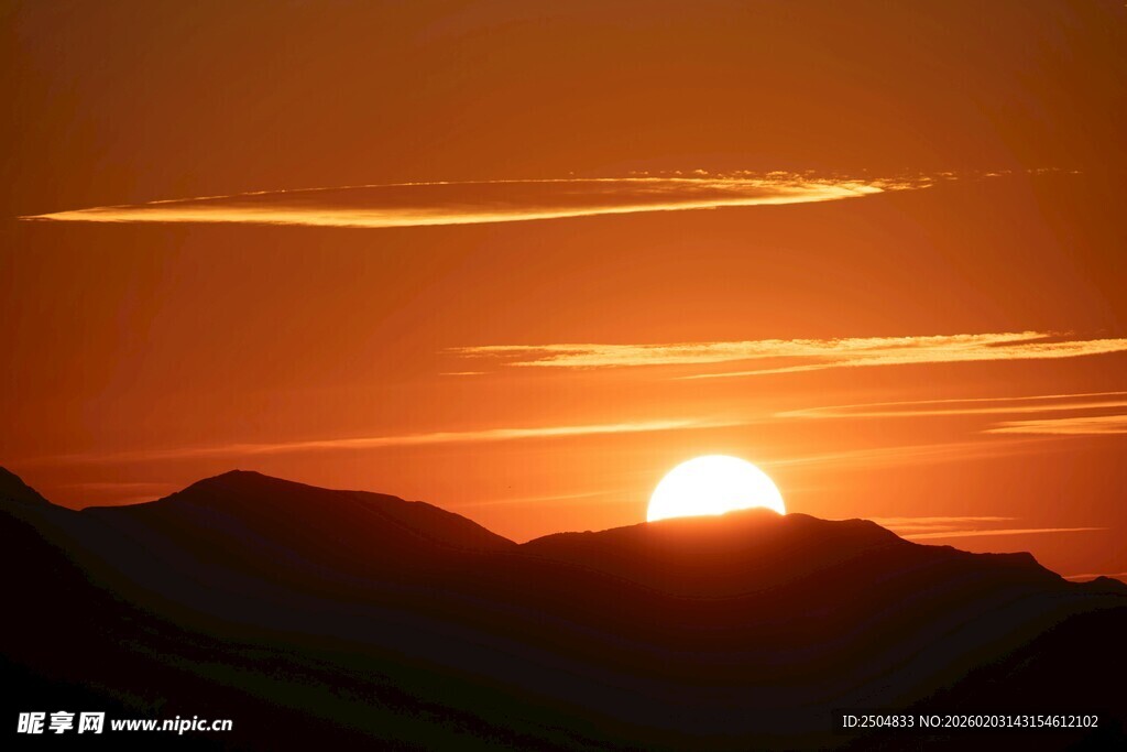 壮丽山间日落美景