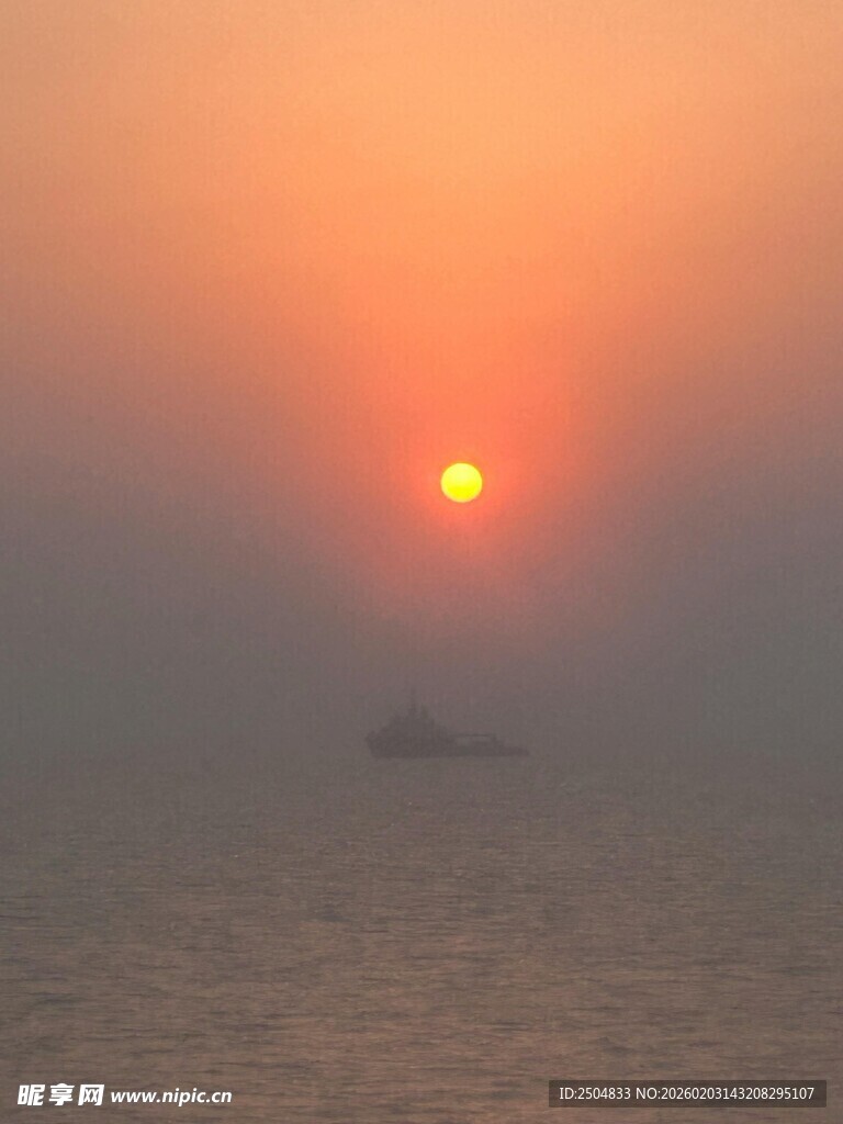 海上落日时的孤舟