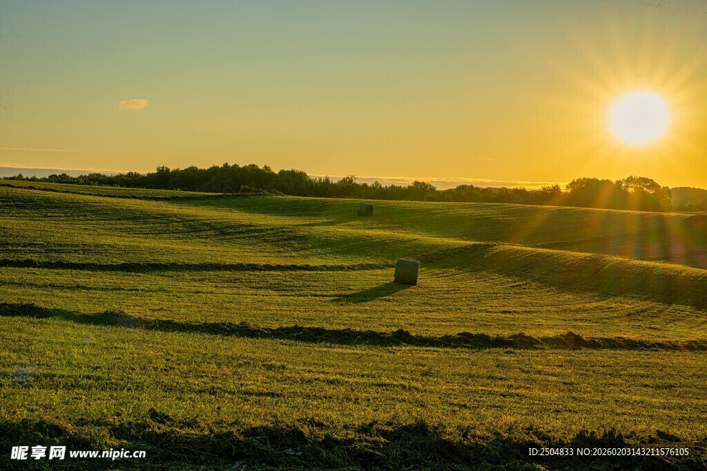 夕阳下的广袤田野风光