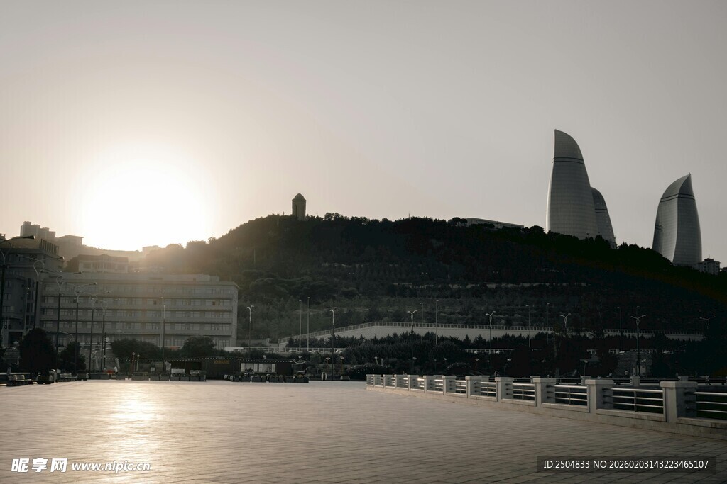 夕阳下的城市海岸风光