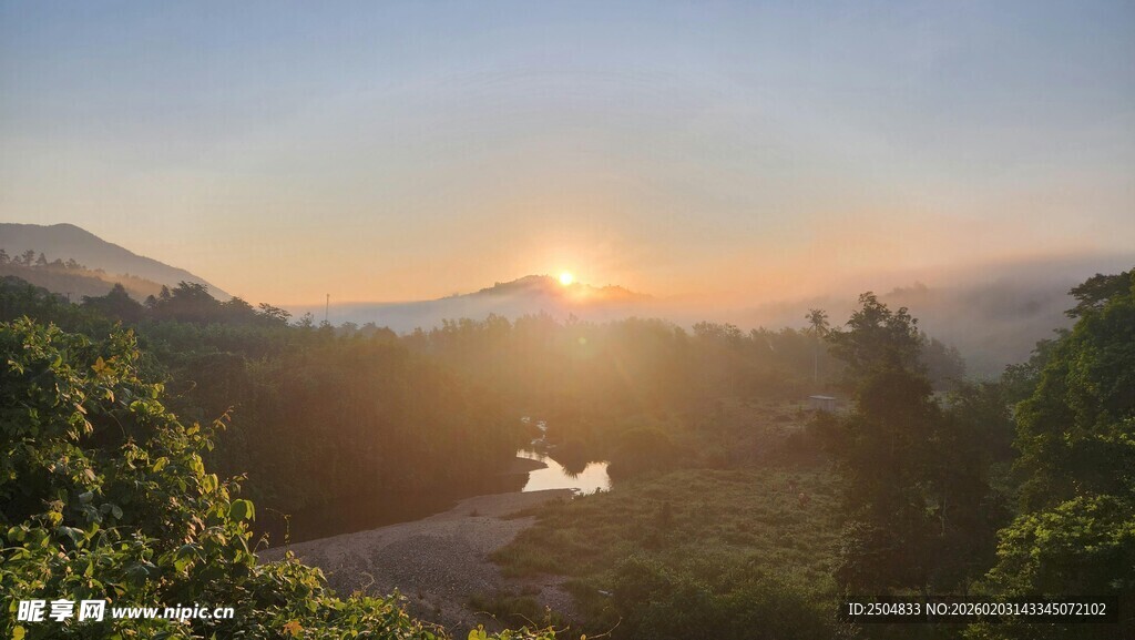 山间日出美景