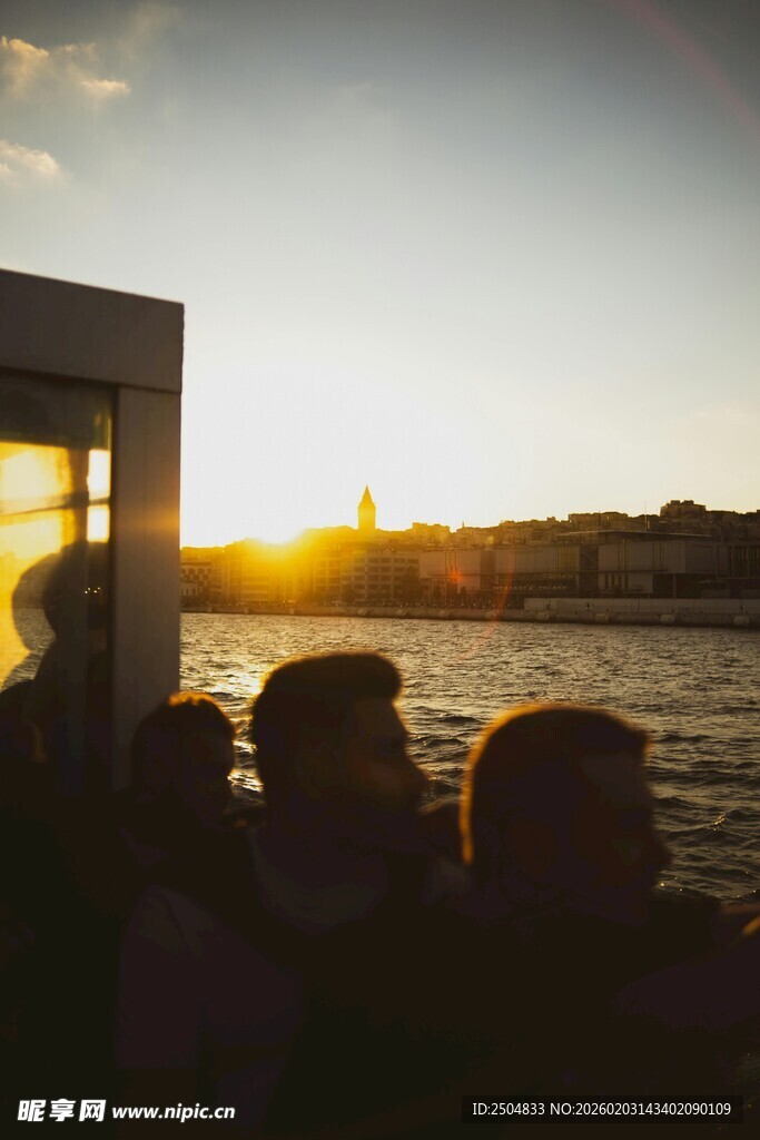 夕阳下乘船观景的人群