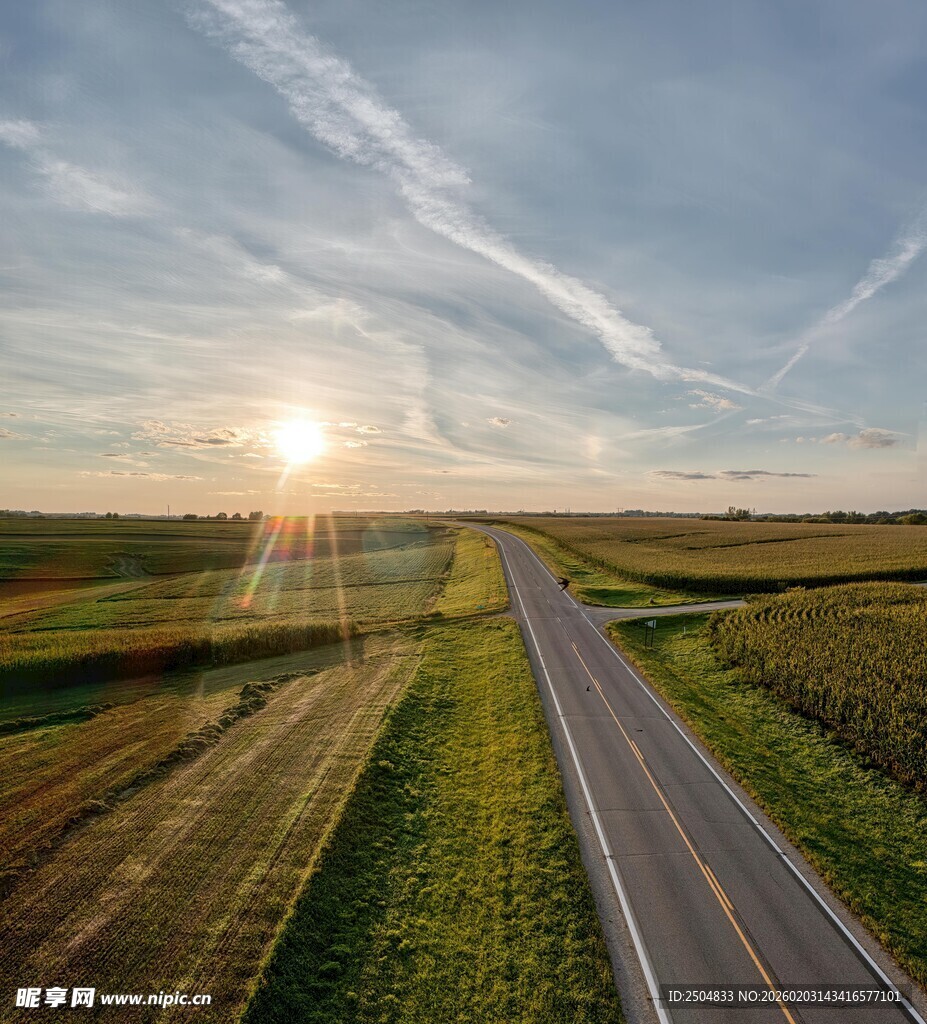 夕阳下的公路田园美景