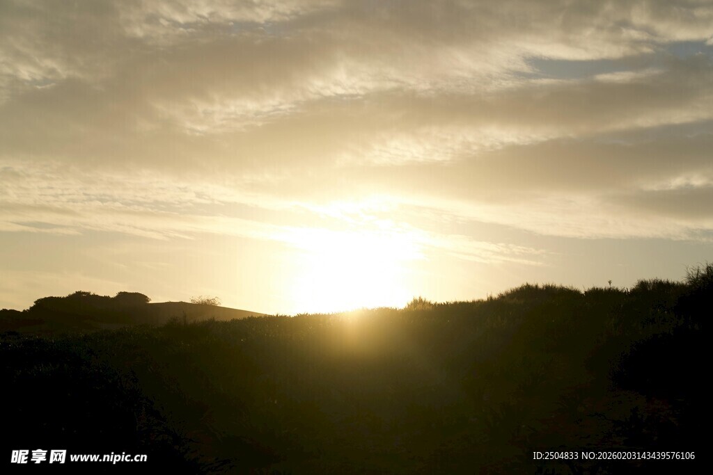 日落时分的壮美天际线