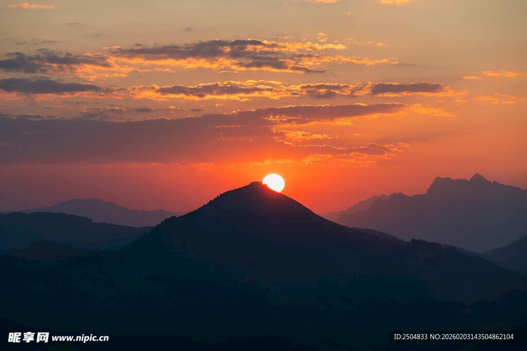 日落群山间的壮丽美景