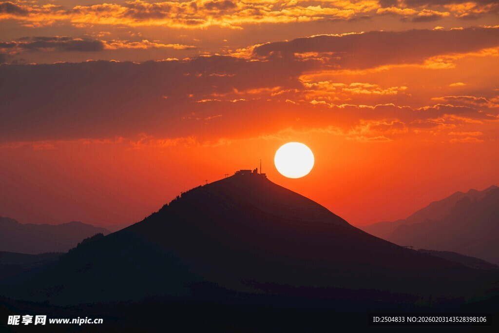 日落时分的壮丽山峦景观