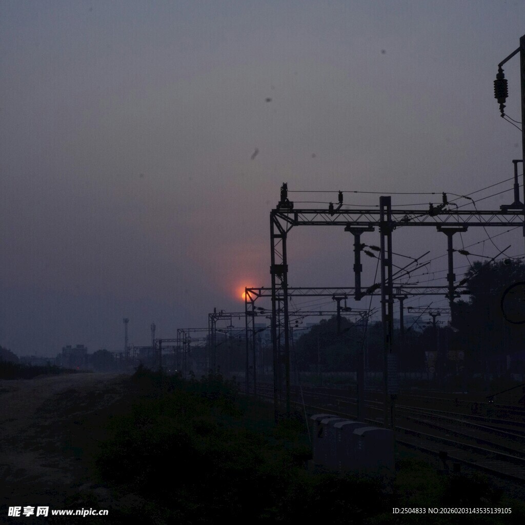 黄昏下的铁路设施景观
