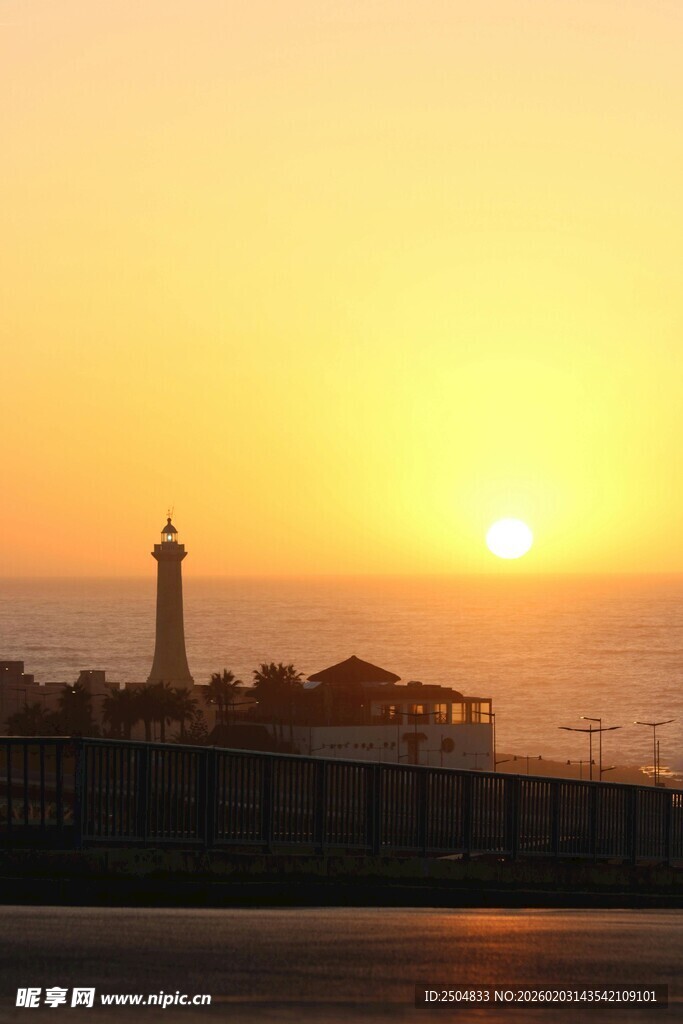 日落时分的灯塔美景