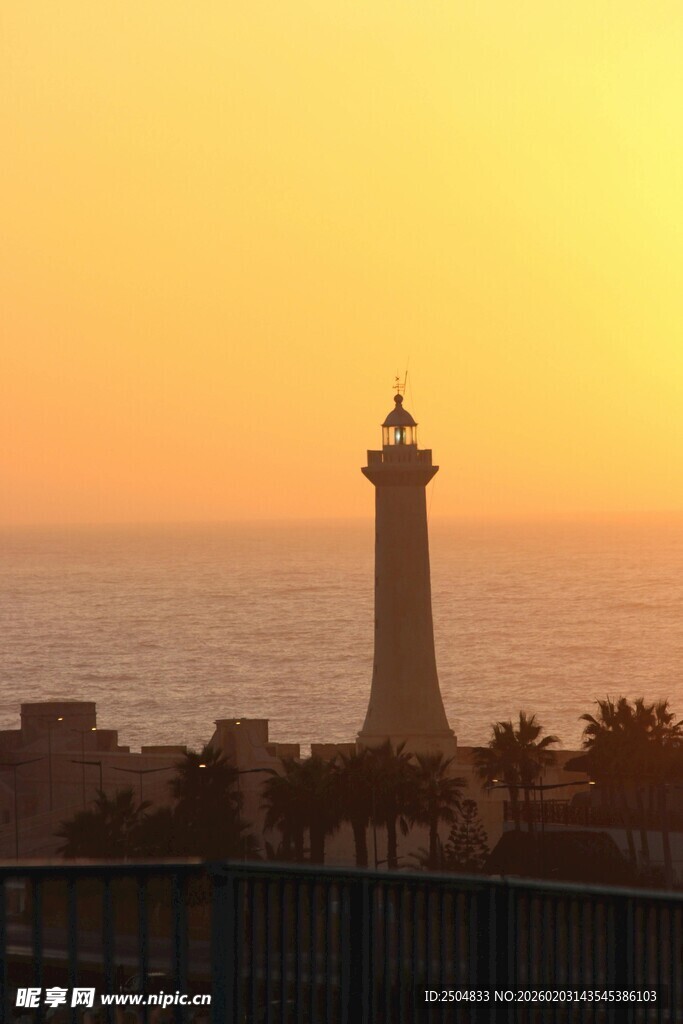 黄昏下的海边灯塔