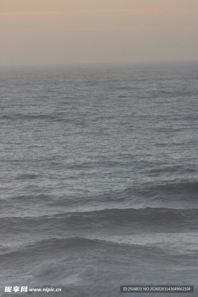 黄昏下的宁静海面