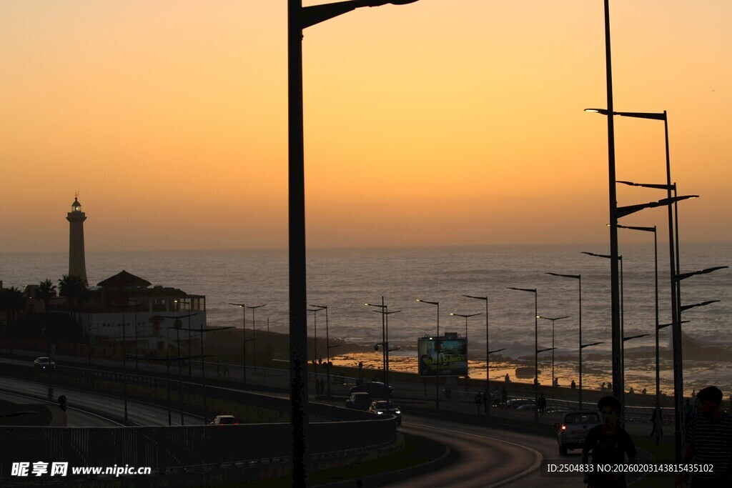 黄昏下的城市道路景观