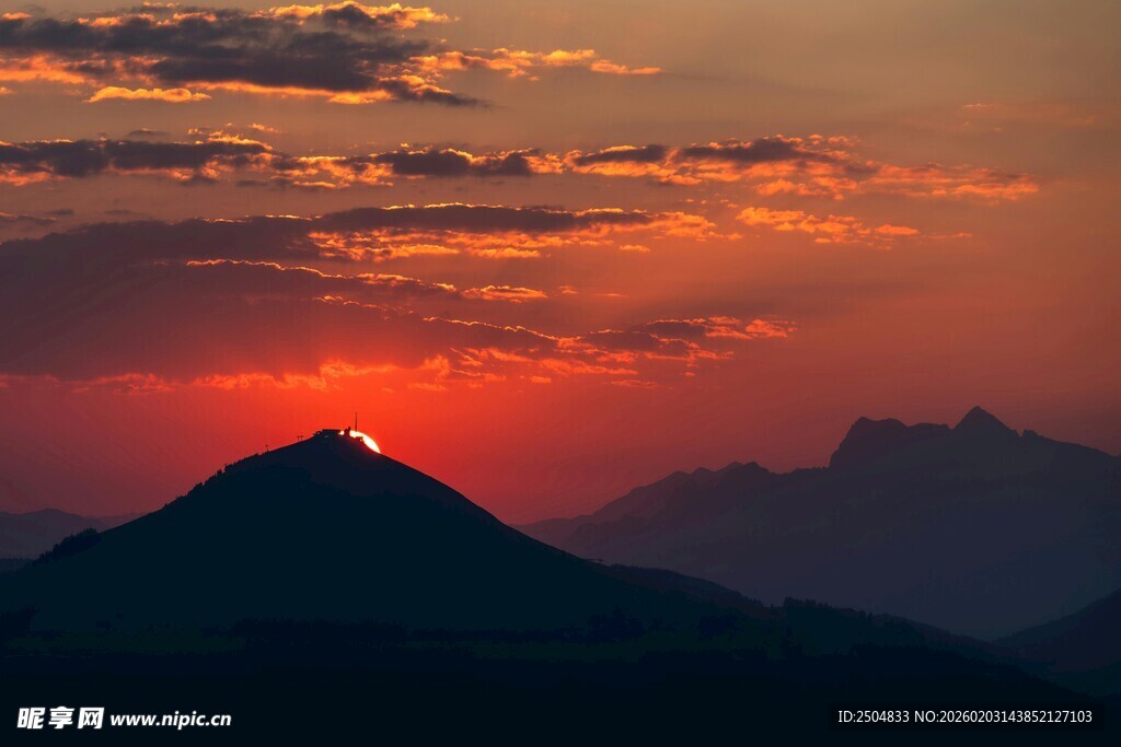 夕阳下的壮丽山景