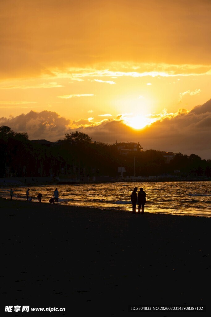 夕阳下的海滩浪漫景象