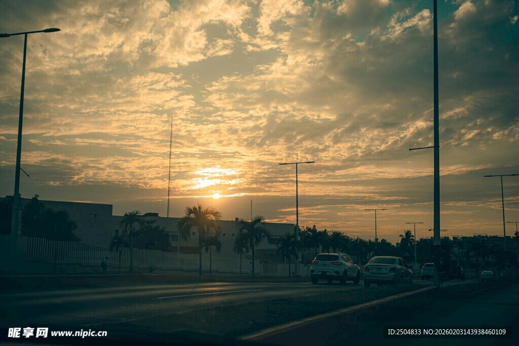 夕阳下的城市道路景观