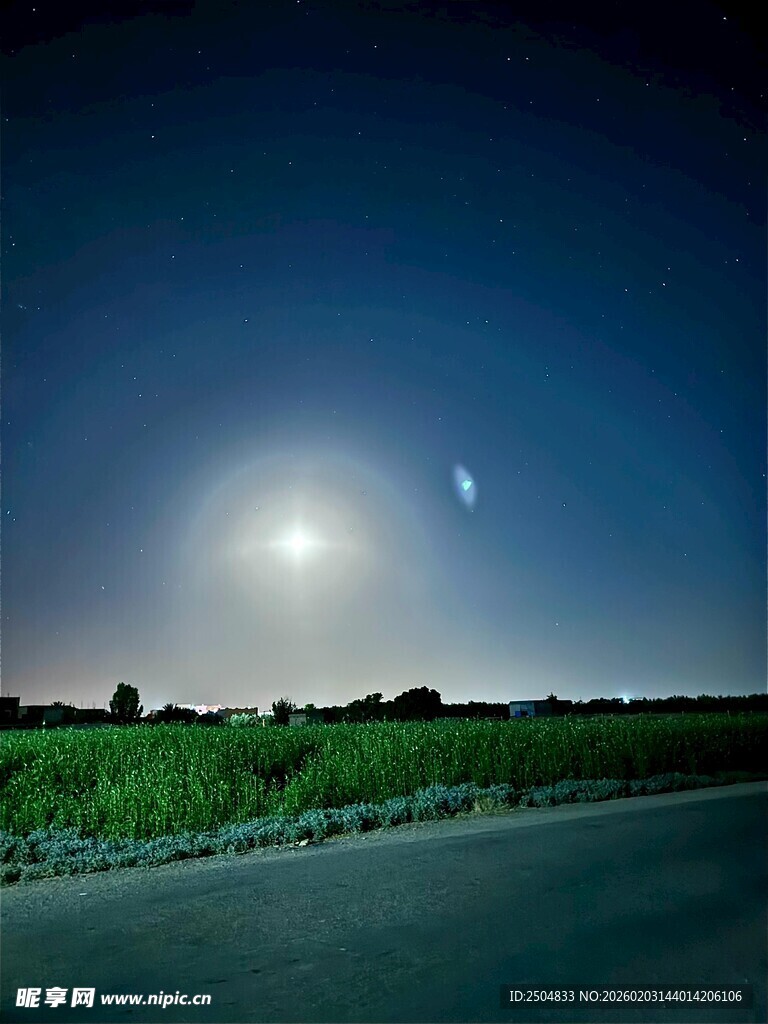 月夜下的静谧道路