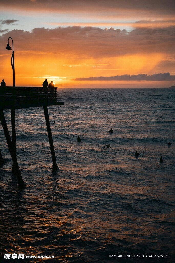 海边码头的绝美日落景色