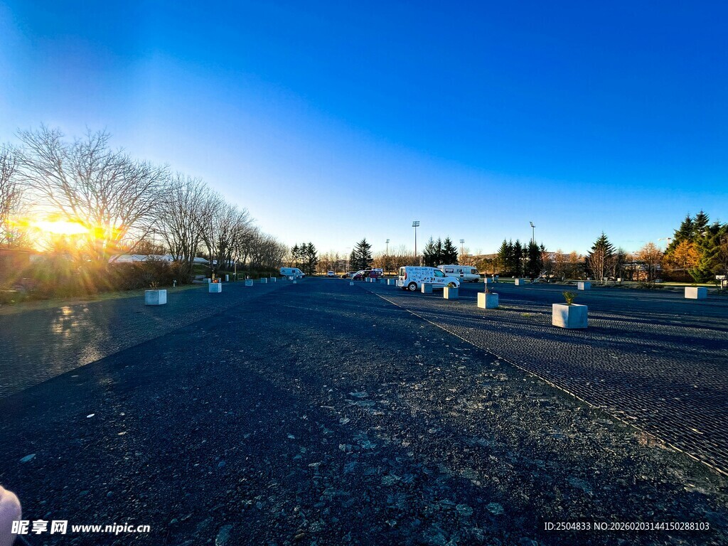 冬日清晨的空旷道路景色