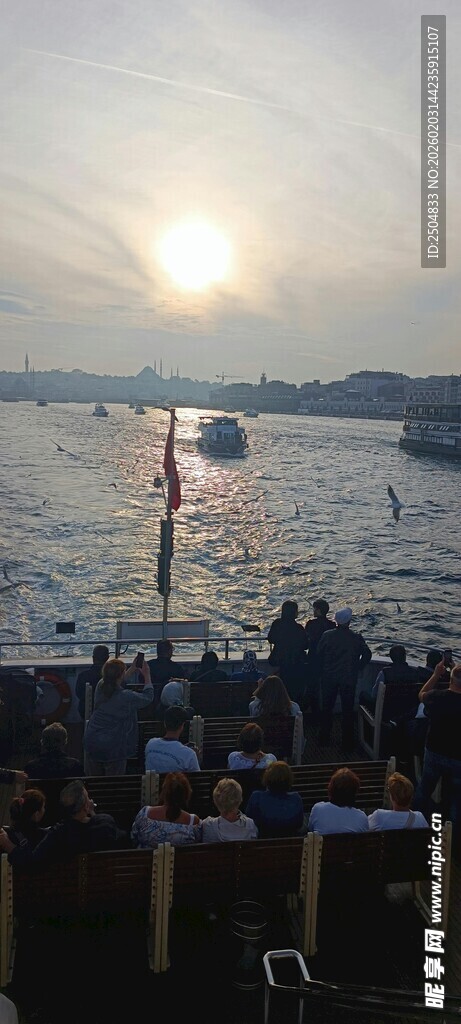 海边日落时的热闹景象