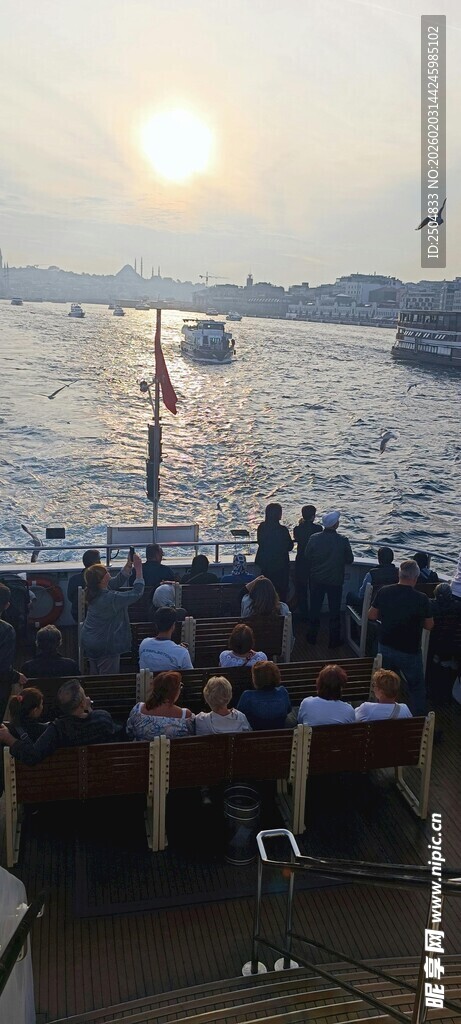 江边日落时的热闹场景