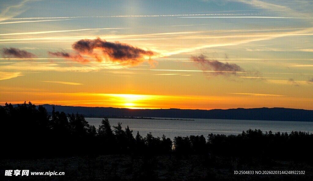 日落时分的美丽湖景