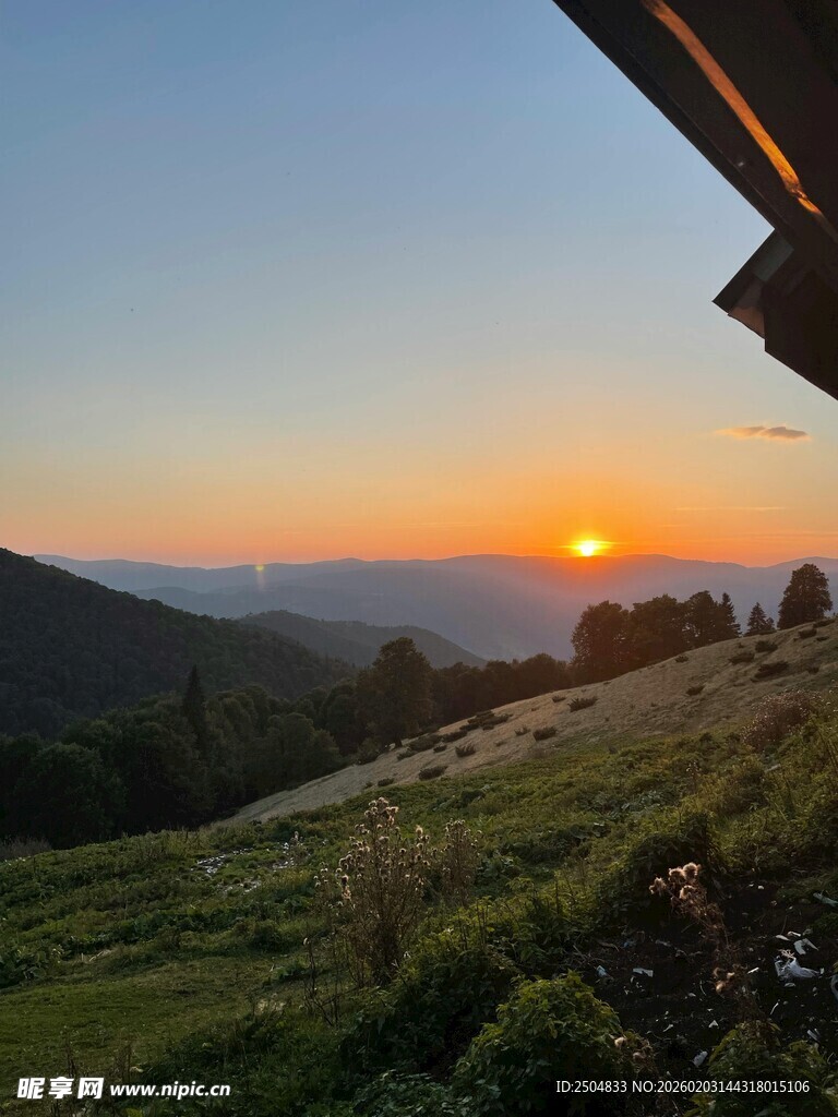 山间日落美景