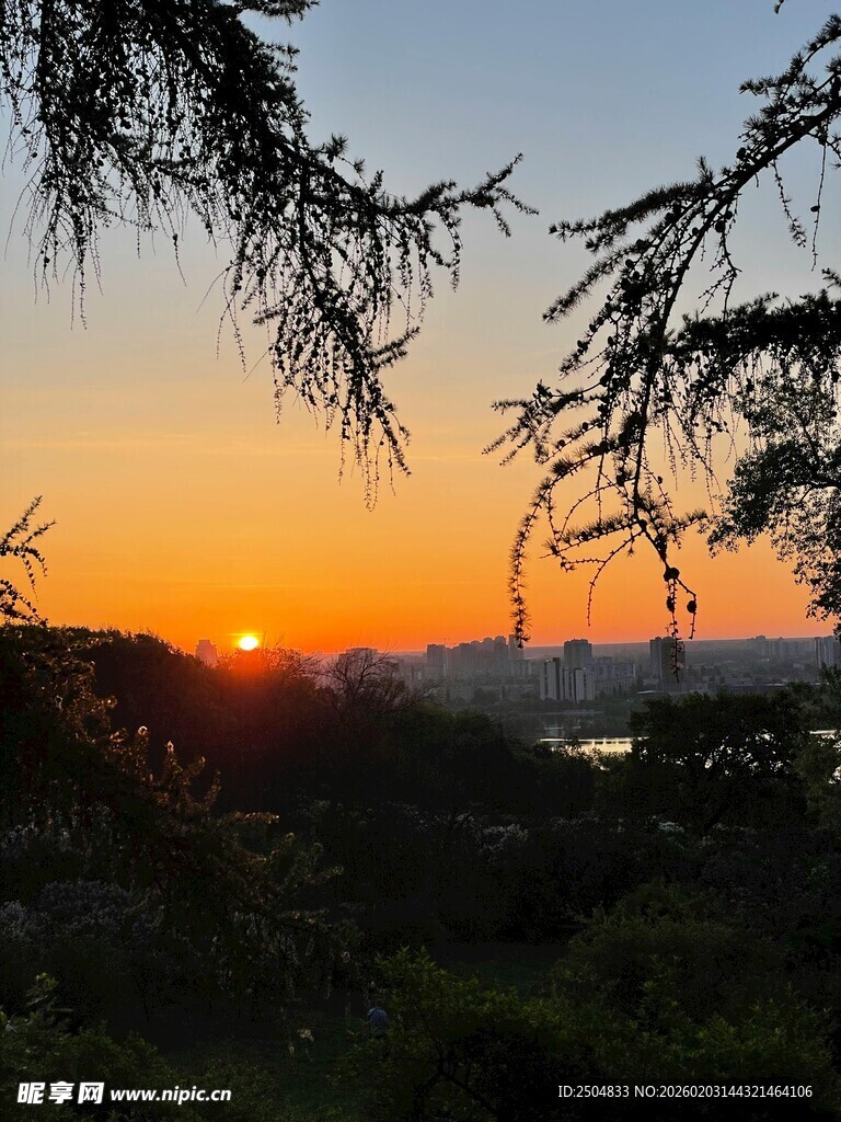 日落时分的山林美景