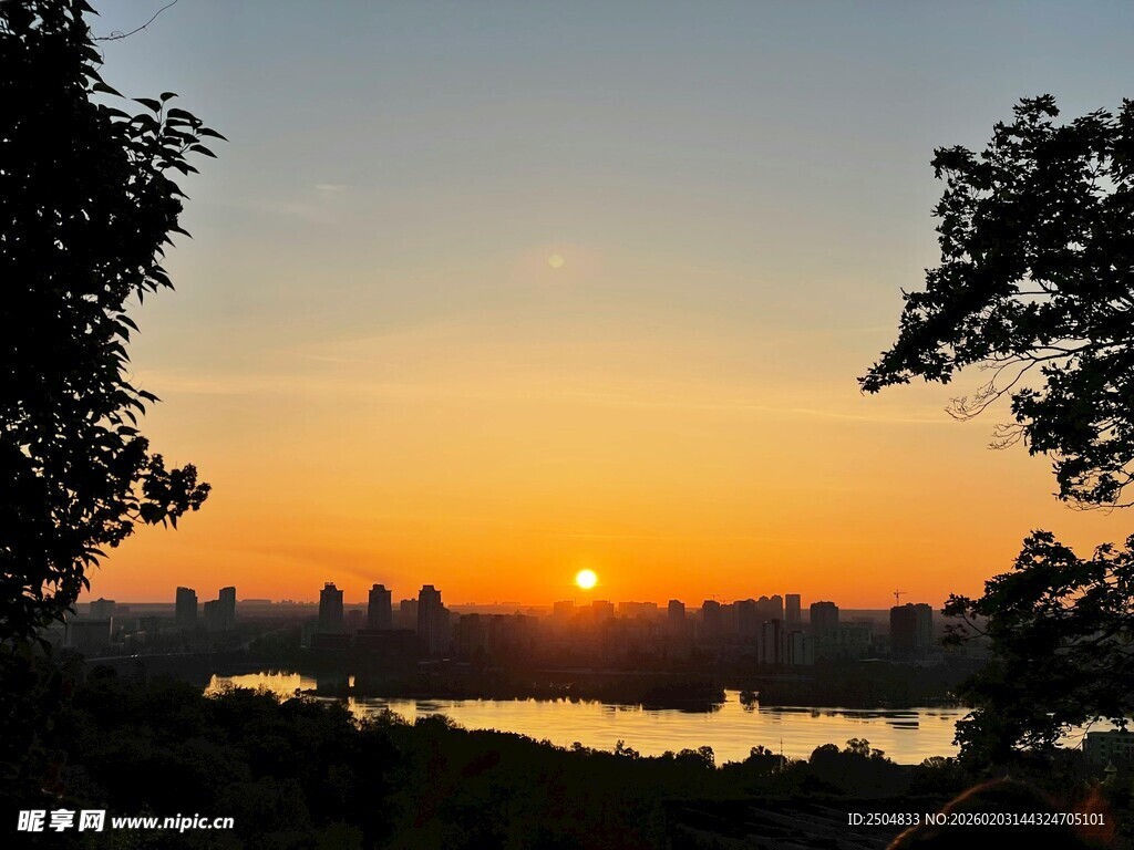夕阳下的城市河畔美景