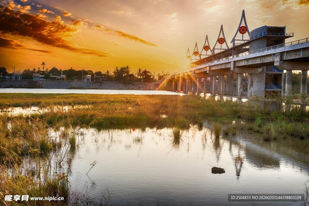 夕阳下的河畔建筑美景