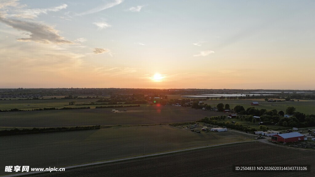 田野上的绝美日落景观