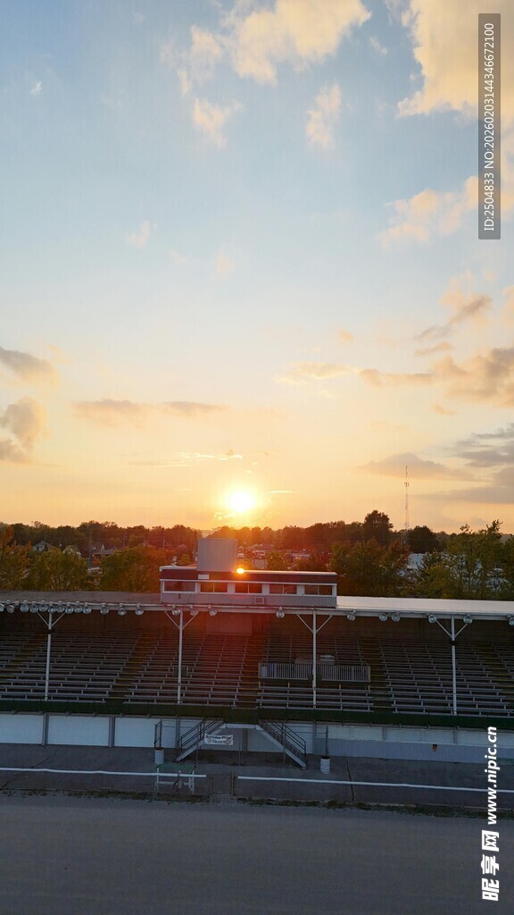 夕阳下的开阔景致