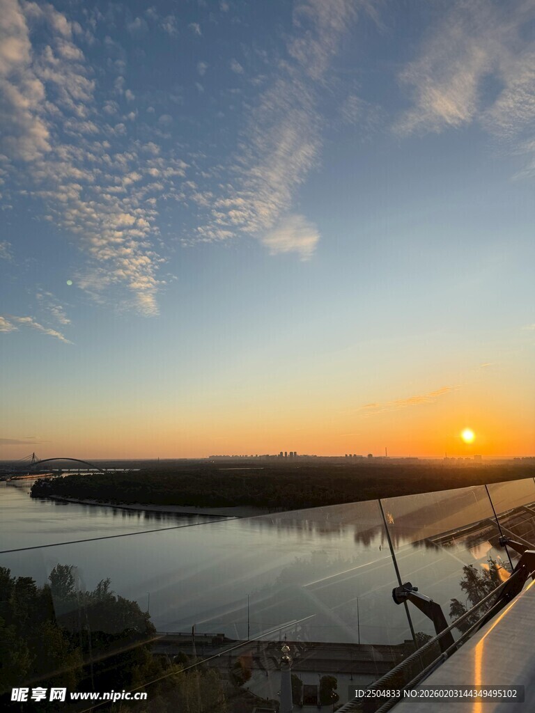 河畔日落美景