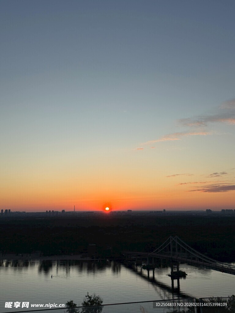 日落时分的宁静水域景观