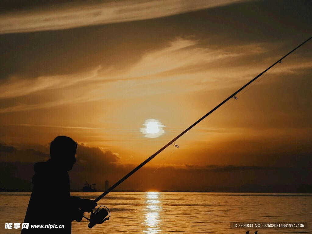 夕阳下的垂钓者