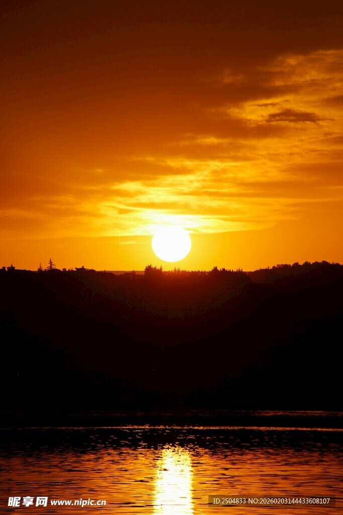 夕阳下的水面美景