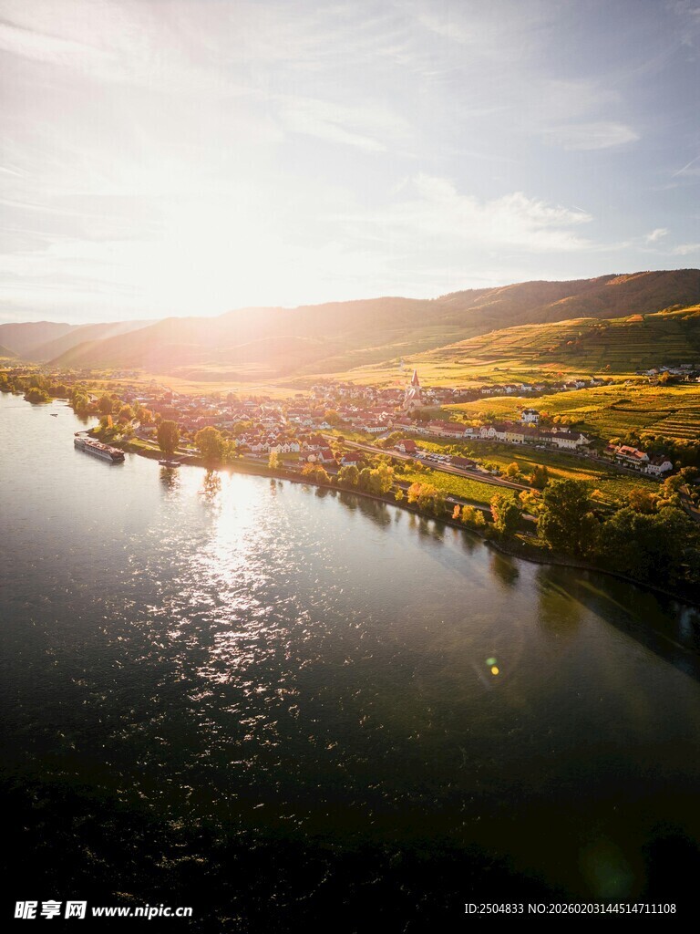 河畔夕阳下的美丽田园风光