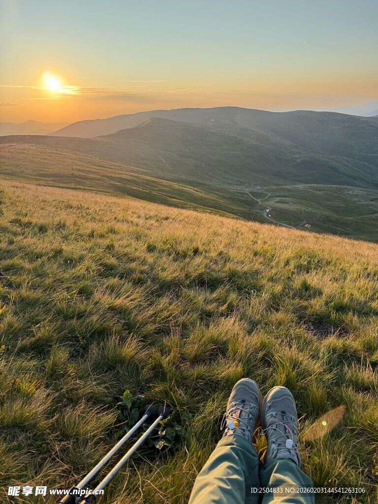 夕阳下草地中的惬意双脚