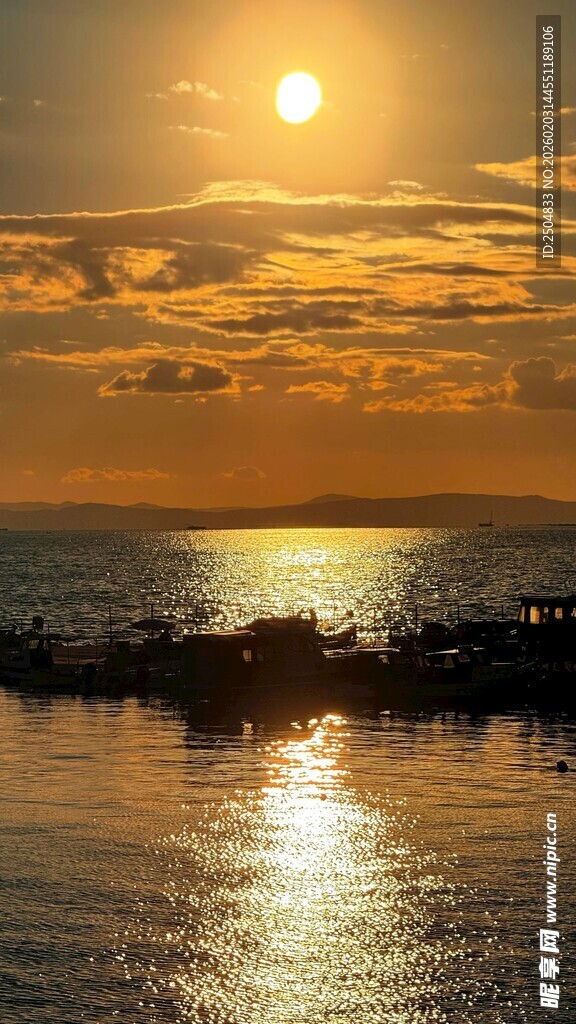 夕阳下的海面波光粼粼