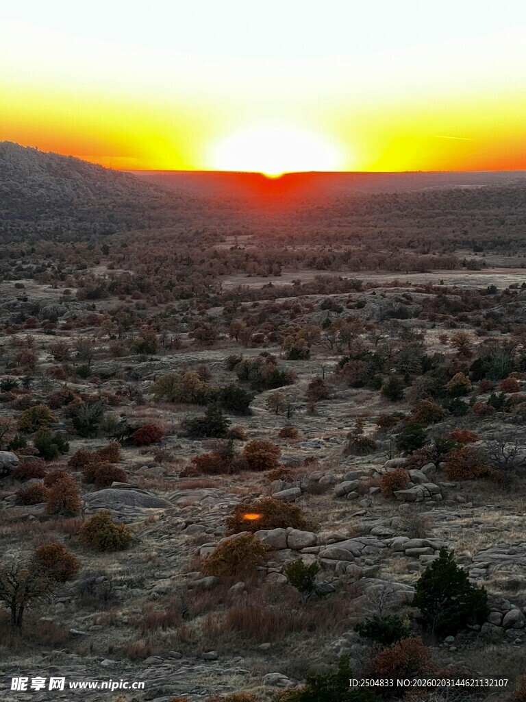 夕阳下的荒凉旷野景色